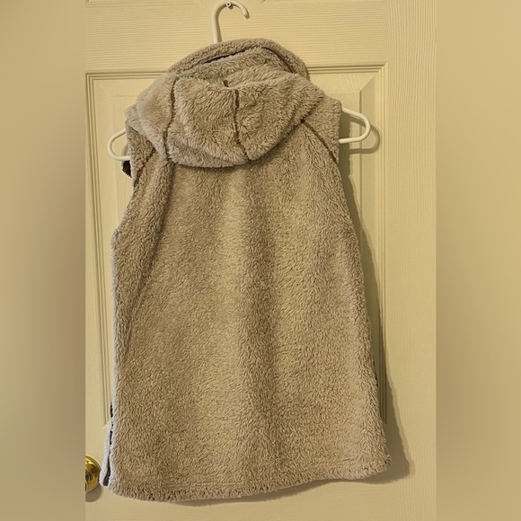 Kuhl Cream Sherpa Vest Cozy Sleeveless Design - Picture 2 of 3